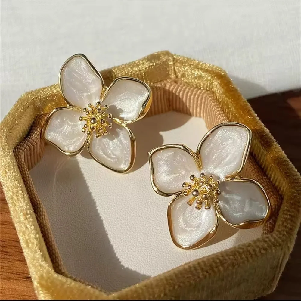 Flower Stud Earrings – Elegant Gold & Pearl Petals

Stud earrings - Picture 2 of 6